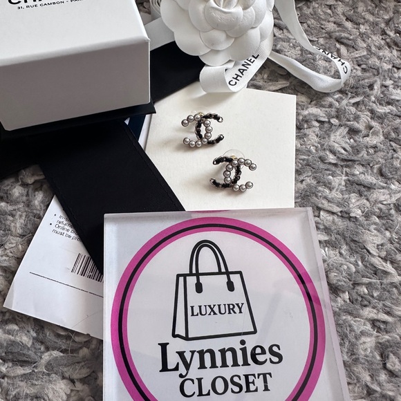 BNWT CHANEL Pearl-Accented Interlocking Logo Earrings - Black & Gold - Picture 13 of 16